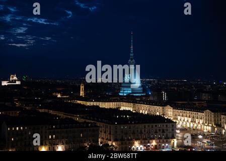 Torino, Italia. 29 maggio 2020. Una visione generale della Mole Antonelliana illuminata in onore delle vittime del disastro dello Stadio Heysel a Torino. Il 29 maggio 1985, 39 morti e 600 feriti allo stadio Heysel prima della finale della Coppa europea tra Juventus e Liverpool, quando fuggirono i fan di Juventus furono schiacciati contro un muro che alla fine crollò, dopo i problemi che scoppiarono tra i tifosi portarono ad una carica da parte dei tifosi di Liverpool. (Foto di Cris FAGA/Pacific Press) Credit: Pacific Press Agency/Alamy Live News Foto Stock