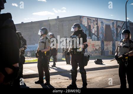 ufficiali di polizia di pattuglia dello stato che si stanno levando in guardia contro le rivolte di minneapolis e controllano manifestanti e manifestanti Foto Stock