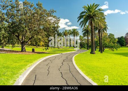 Sentiero pedonale attraverso il parco Footscray, Melbourne, Australia Foto Stock