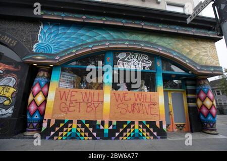 Il 2 maggio 2020 a San Francisco, California, si è imbarcato sul fronte dello storefront. Foto Stock