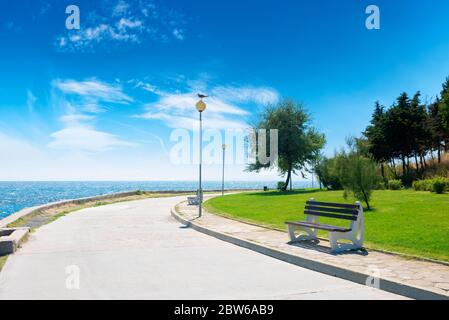 panca sul lungomare. vacanza estiva e relax in spiaggia. nessebar bellissima destinazione di viaggio della bulgaria. tempo soleggiato Foto Stock