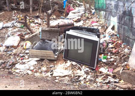 Televisione ed elettrodomestici sul lato strada spazzatura bidone. Foto Stock