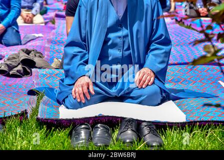 Pregare con maschere mediche fuori della Moschea Blu. Il primo venerdì pregate, namaz dopo la chiusura a Istanbul. I musulmani pregano insieme per la guarigione Foto Stock
