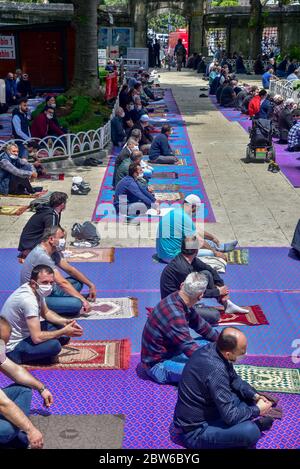 Pregare con maschere mediche fuori della Moschea Blu. Il primo venerdì pregate, namaz dopo la chiusura a Istanbul. I musulmani pregano insieme per la guarigione Foto Stock