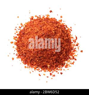 Mucchio di paprika grossolanamente macinata isolato su sfondo bianco Foto Stock