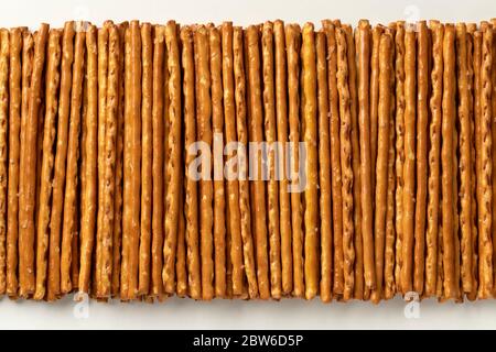 I bastoncini di pretzel salati croccanti si avvicinano di fila Foto Stock