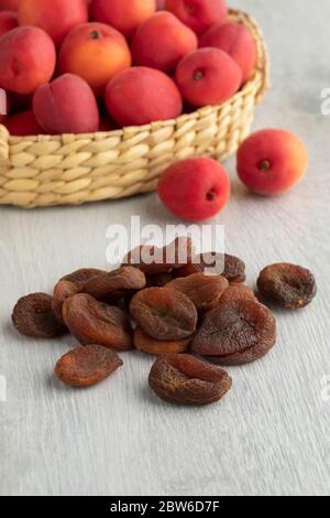 Albicocche secche con un cesto di velluto rosso fresco sullo sfondo Foto Stock