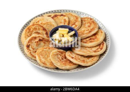 Meloui appena sfornati, pancake marocchini con burro e miele su un piatto isolato su sfondo bianco Foto Stock