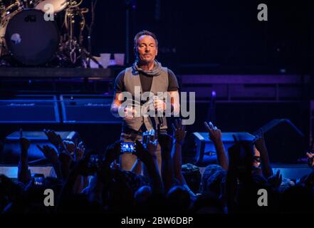 Bruce Springsteen, sul palco a Parigi, Francia, luglio 2016 Foto Stock