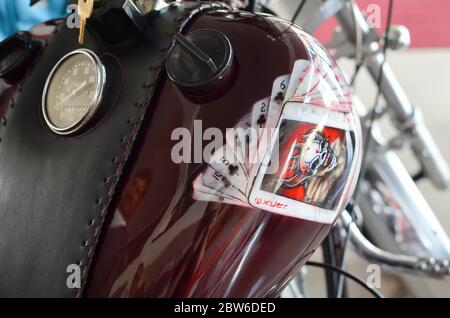 CHEREPOVETS, RUSSIA - 15 luglio 2017: Primo piano su serbatoio carburante moto personalizzato con carte di gioco, tachimetro e chiave Foto Stock