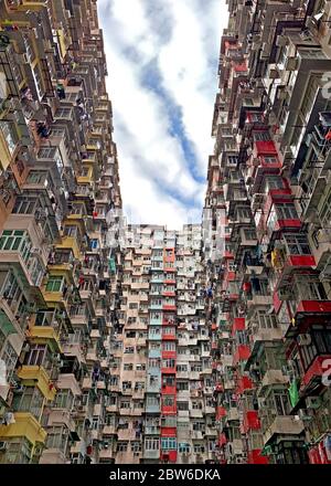 Il vecchio affollato appartamento in Hong Kong residenziale Foto Stock