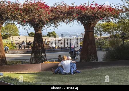 Una coppia sta godendo una giornata di sole nel Giardino Centrale del Museo J. Paul Getty a Los Angeles, CA, USA. Foto Stock