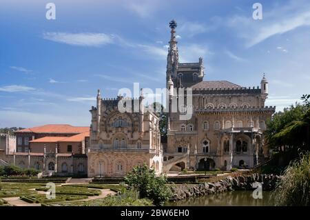 Esterno del lussuoso palazzo Palacio Hotel do Bussaco, uno dei ritiri reali più lussuosi commissionati nel 1888 dal re Carlo, costruito in stile neo-manuelino, situato nella catena montuosa di Serra do Buçaco, ex Bussaco nel comune di Mealhada, nel Portogallo centrale. Foto Stock