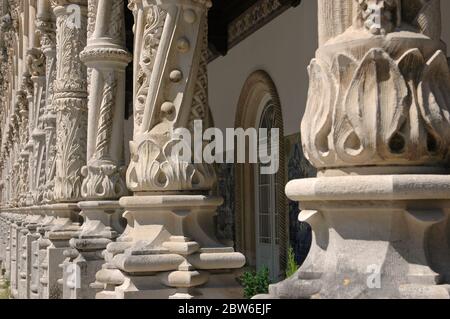 Colonne scolpite che decorano l'esterno del lussuoso Palacio Hotel do Bussaco, uno dei ritiri reali più lussuosi commissionati nel 1888 da Re Carlo costruito in stile neo-manuelino, situato nella catena montuosa di Serra do Buçaco, ex Bussaco nel comune di Mealhada, Nel Portogallo centrale. Foto Stock