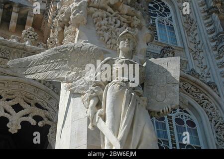 L'esterno decorato con un angelo scolpito del lussuoso Palacio Hotel do Bussaco, uno dei ritiri reali più lussuosi commissionati nel 1888 dal re Carlo costruito in stile neo-manuelino, situato nella catena montuosa di Serra do Buçaco, ex Bussaco nel comune di Mealhada, Nel Portogallo centrale. Foto Stock