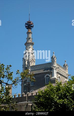 Esterno del lussuoso palazzo Palacio Hotel do Bussaco, uno dei ritiri reali più lussuosi commissionati nel 1888 dal re Carlo, costruito in stile neo-manuelino, situato nella catena montuosa di Serra do Buçaco, ex Bussaco nel comune di Mealhada, nel Portogallo centrale. Foto Stock