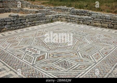 Antico mosaico di pavimento nelle rovine dell'insediamento romano di Conimbriga situato a Condeixa-a-Nova anche noto come Condeixa, una città e un comune nel distretto di Coimbra, Portogallo Foto Stock