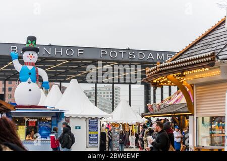 Mercatino di Natale presso la stazione ferroviaria Berlin Bahnhof Potsdamer Platz , la stazione ferroviaria S-bahn nel centro di Berlino, è una delle stazioni centrali della metropolitana di Berlino Foto Stock