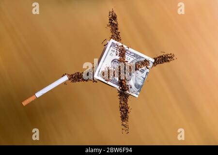 il tabacco versato da una sigaretta supera i soldi. Alto costo di fumo Foto Stock