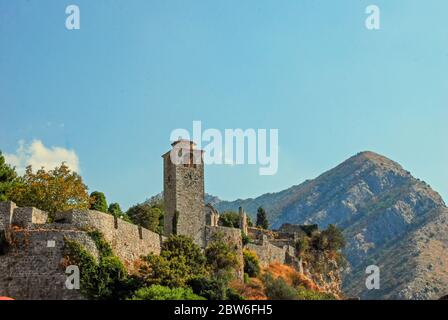 Le mura della città vecchia di Bar in Montenegro Foto Stock