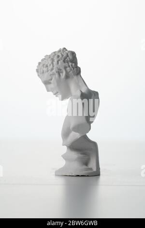 Figura in gesso Hermes su sfondo bianco Foto Stock
