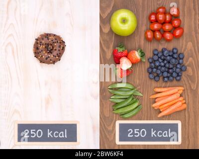 Concetto di cibo sano vs malsano, facendo buone scelte su una dieta Foto Stock