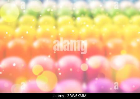 Sfondo arcobaleno sfocato con palline naturali di luce bokeh. Astratto sfondo arcobaleno fortemente offuscato con numerosi colorati e vivaci bokeh festivo. T Foto Stock