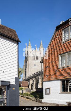 vista sulla chiesa di st mildreds fuori dalla strada alta in tenterden kent Foto Stock
