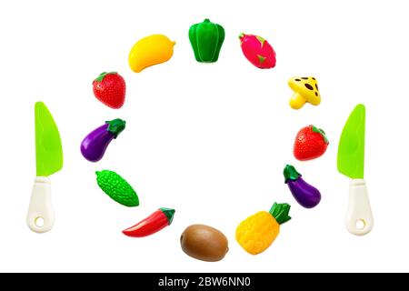 Set giocattolo di raccolta di frutta e verdura in plastica isolato su