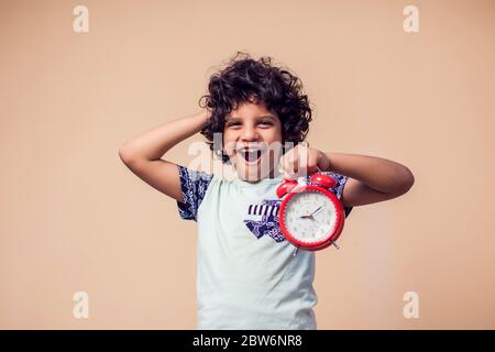 bambino allegro con sveglia. bambino della scuola capelli ricci