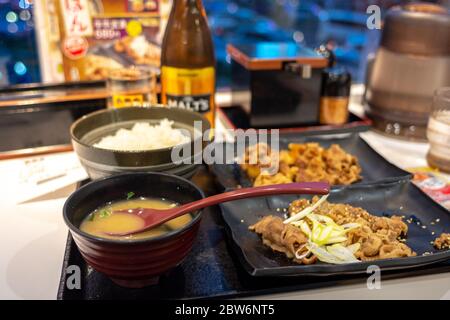 Osaka / Giappone - 14 ottobre 2017: Pasto fisso a Yoshinoya, catena di fast food giapponese di ristoranti gyudon (beef Bowl) Foto Stock