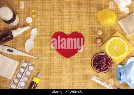 Medicina fredda tradizionale e moderna. Trattamento di raffreddori e influenza. Giorno di malattia e concetto di influenza. Vari farmaci, un termometro, spruzzi da un nos stuffy Foto Stock