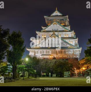 Osaka / Giappone - 27 ottobre 2017: Vista notturna del castello principale di Osaka a Osaka, Giappone Foto Stock