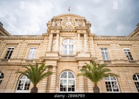 Parigi. Francia - 17 maggio 2019: Facciata del palazzo nei Giardini di Lussemburgo a Parigi, Francia. Senato francese. Foto Stock