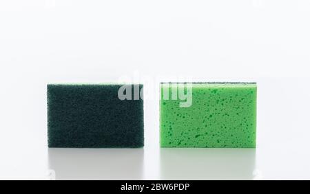 Pulizia spugne da cucina isolato su sfondo bianco. Spugne di colore verde per lavaggio stoviglie, articoli per la casa Foto Stock