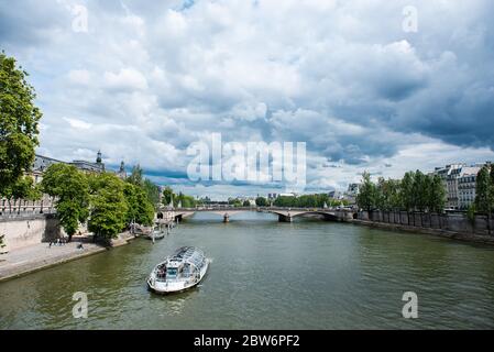 Parigi. Francia - 18 maggio 2019: Ponte Pont du Carrousel che conduce sulla Senna a Parigi, fotografato dal Ponte Pont Royal. Le Torri di Notre Dame Foto Stock