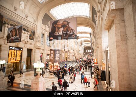 Milano. Italia - 19 maggio 2019: Vista interna dell'edificio della Stazione Centrale. Stazione Centrale di Milano. Foto Stock