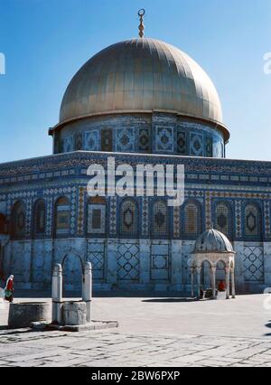 La cupola della roccia, è un santuario islamico ricostruito nel 1023 d.C. e situato sul Monte del Tempio nella Città Vecchia di Gerusalemme, Israele Foto Stock