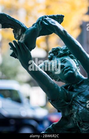 Osaka / Giappone - 7 dicembre 2017: Scultura artistica pubblica sul viale Midosuji, Midosuji Sculpture Street nel centro di Osaka, Giappone Foto Stock