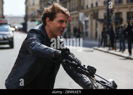 Tom Cruise cavalcare la moto di fronte alla folla filmare Mission Impossible 3 a Parigi, Francia, 2017 Foto Stock