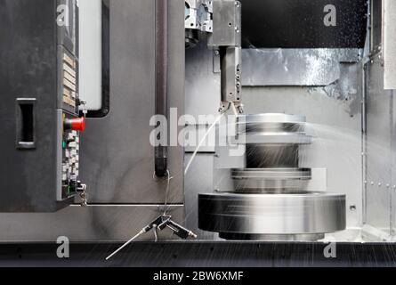 Trapano a macchina CNC. Fresatrice CNC per lavorazione dei metalli. Foto Stock