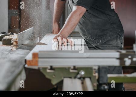 Falegnameria e legno concetto di lavoro falegname professionale che fa il taglio di mobili artigianale o di fabbricazione Foto Stock