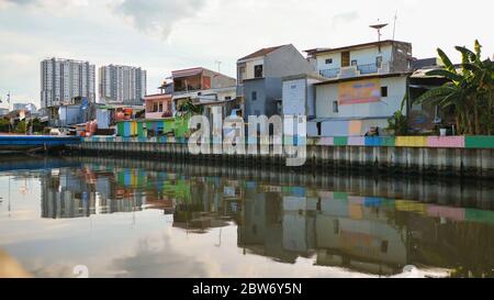 Zona delle baraccopoli sulla riva del fiume a Giacarta. Indonesia. Foto Stock