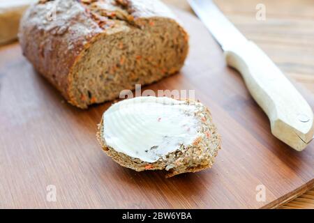 Fetta di pane con burro. Pane di carota affettato. Vista dall'alto. Foto Stock