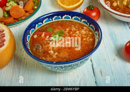 Chorba Frik - zuppa tradizionale, cucina algerina, piatti mediterranei assortiti tradizionali, vista dall'alto. Foto Stock