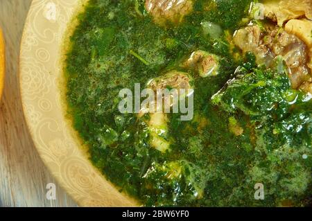 Moloukhiya, carne di foglie di iuta, cucina algerina, piatti mediterranei tradizionali assortiti, vista dall'alto. Foto Stock