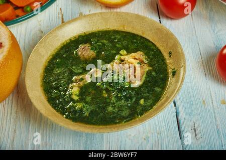 Moloukhiya, carne di foglie di iuta, cucina algerina, piatti mediterranei tradizionali assortiti, vista dall'alto. Foto Stock