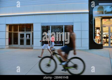 Miami Beach, Florida, Stati Uniti. 28 Maggio 2020. Una vista generale delle persone che camminano davanti al negozio InterMiami Soccers, mentre le persone sono viste andare sulle loro attività quotidiane come il ristorante si espande sul Lincoln Road Mall in conformità con la fase uno riapertura durante l'epidemia di Coronavirus il 28 maggio 2020 a Miami Beach, Florida. Credit: Mpi10/Media Punch/Alamy Live News Foto Stock