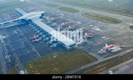 Kuala Lumpur, Malesia - 21 gennaio 2019: Aeroporto vicino Kuala Lumpur dalla finestra dell'aereo. Foto Stock