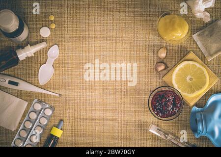 Medicina fredda tradizionale e moderna. Trattamento di raffreddori e influenza. Giorno di malattia e concetto di influenza. Vari farmaci, un termometro, spruzzi da un nos stuffy Foto Stock